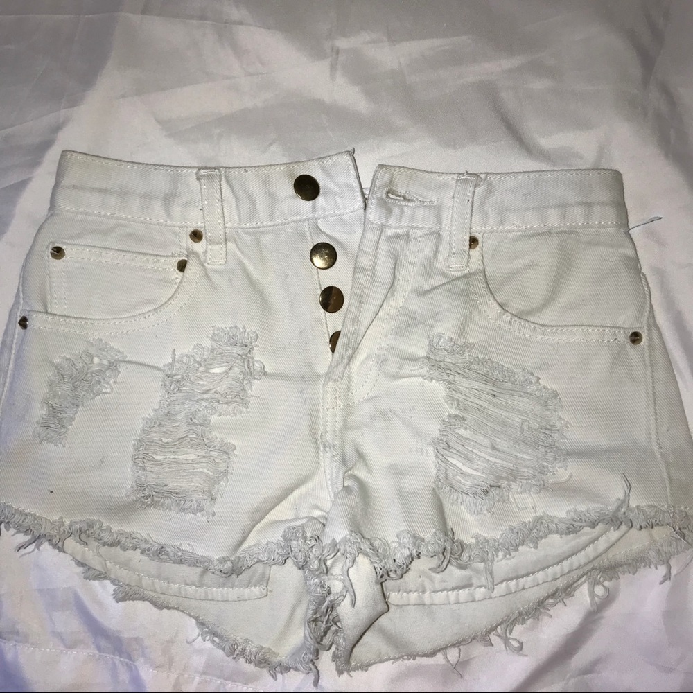FOREVER 21 WHITE BUTTON UP SHORTS! ✨